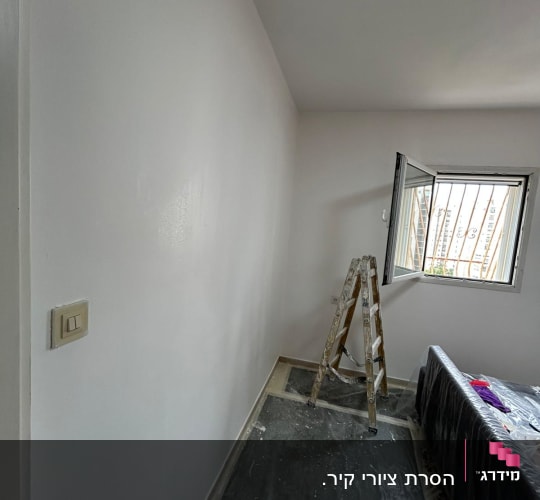 סולם וחדר צבוע עם קיר לבן